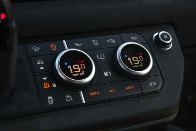 Land Rover Defender (2022) thumbnail 41