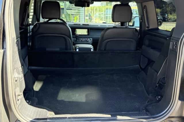 Land Rover Defender (2022) thumbnail 6