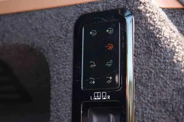 Land Rover Range Rover (2022) thumbnail 12