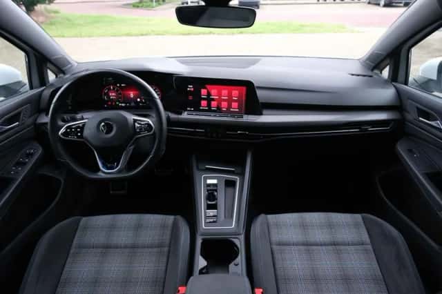 Volkswagen Golf (2021) thumbnail 3