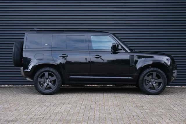 Land Rover Defender (2022) thumbnail 2