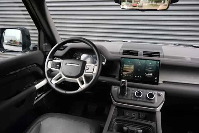 Land Rover Defender (2022) thumbnail 3