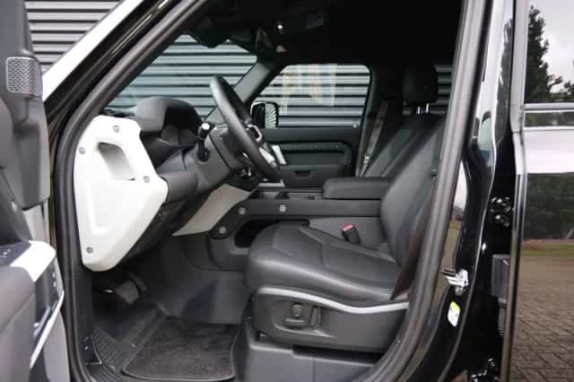 Land Rover Defender (2022) thumbnail 4