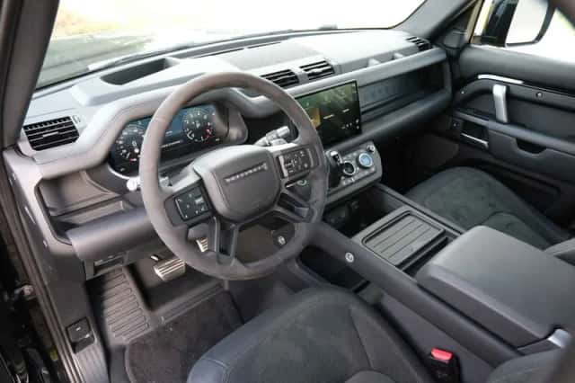 Land Rover Defender (2022) thumbnail 3