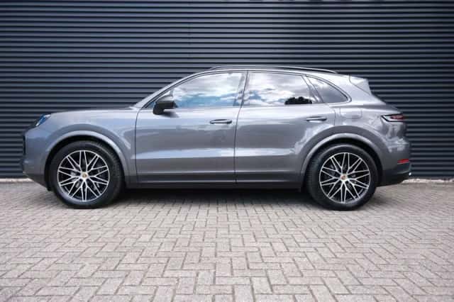 Porsche Cayenne (2024) thumbnail 2