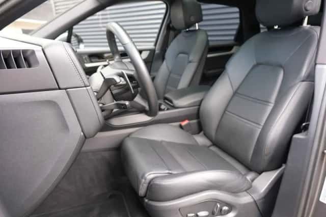 Porsche Cayenne (2024) thumbnail 3