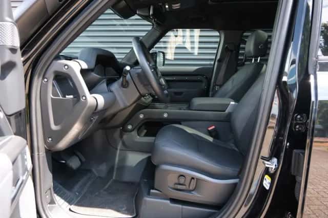 Land Rover Defender (2023) thumbnail 3