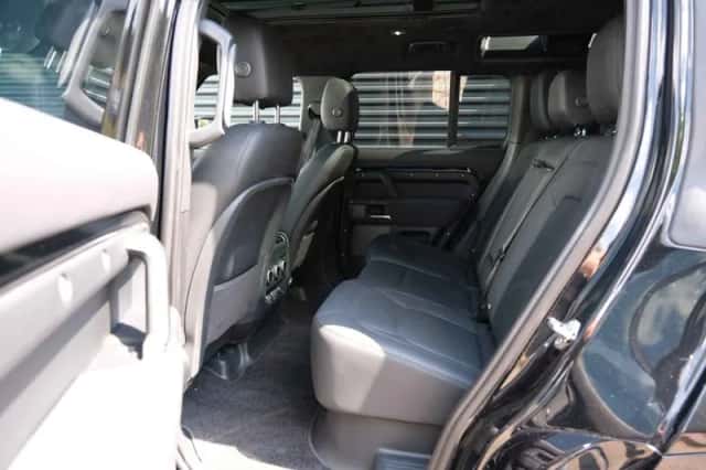 Land Rover Defender (2023) thumbnail 4