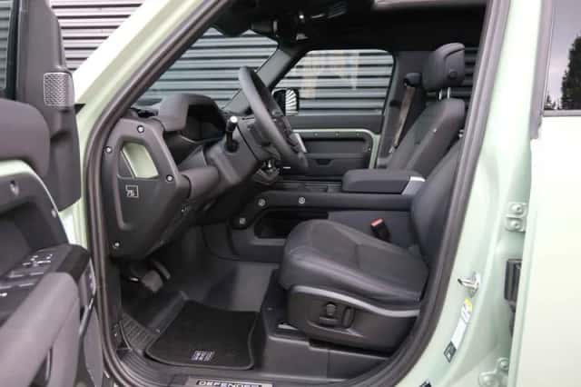 Land Rover Defender (2023) thumbnail 4