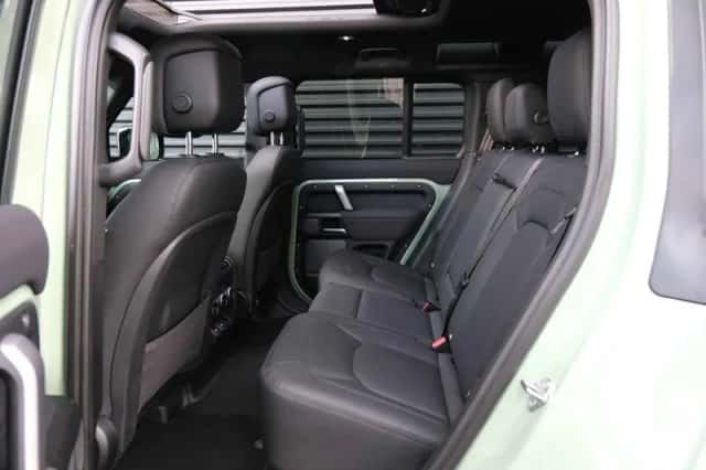 Land Rover Defender (2023) thumbnail 5
