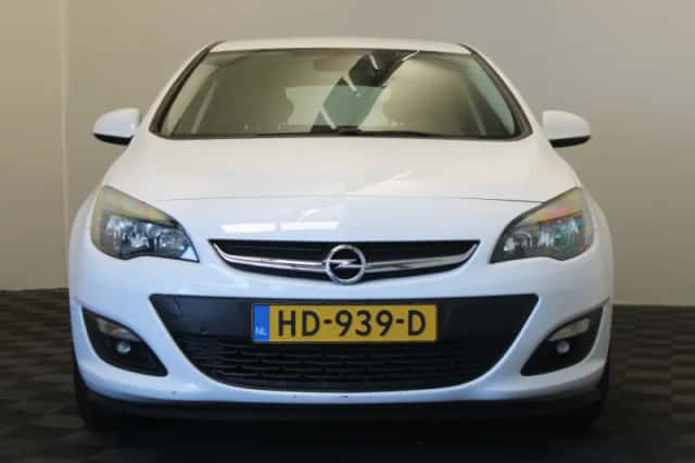 Opel Astra (2013) thumbnail 3