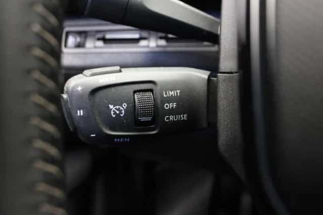 Peugeot 3008 (2021) thumbnail 4