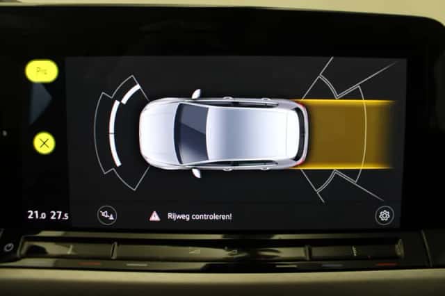 Volkswagen Golf (2021) thumbnail 4