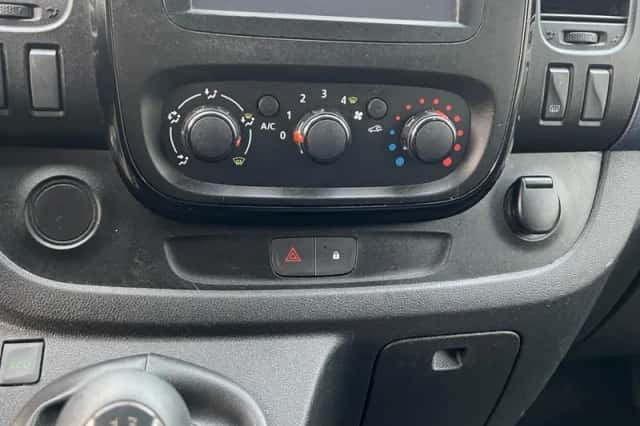 Opel Vivaro (2016) thumbnail 6