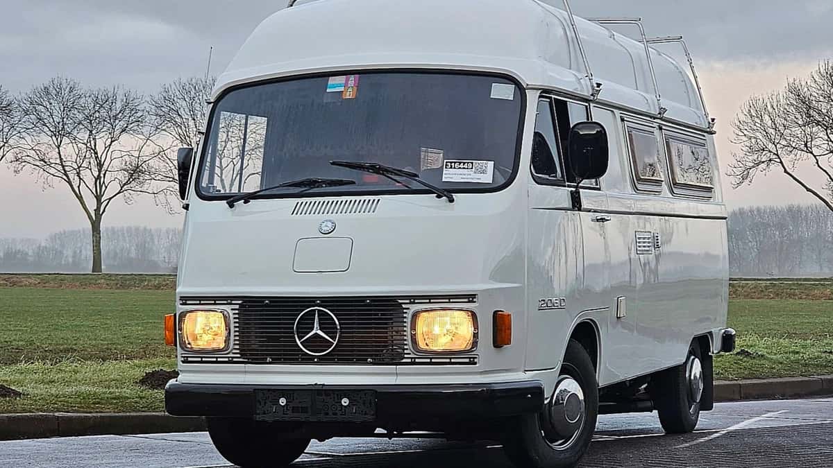 Mercedes-Benz 200-Serie (1977) — foto 1