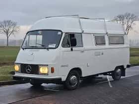 Mercedes-Benz 200-Serie (1977) thumbnail 2