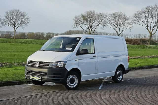 Volkswagen Transporter (2018) thumbnail 2