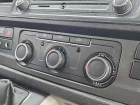 Volkswagen Transporter (2018) thumbnail 9