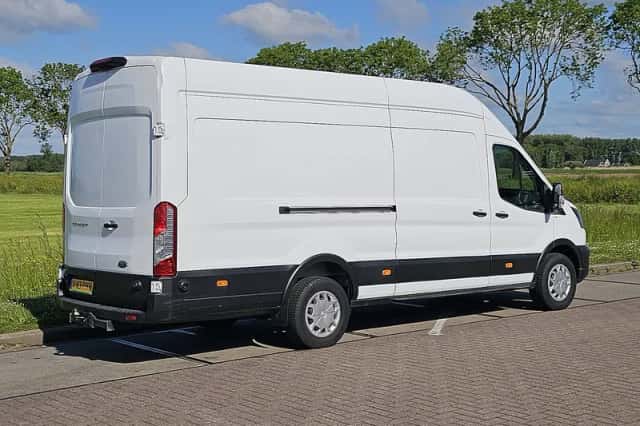 Ford Transit (2023) thumbnail 3