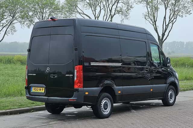 Mercedes-Benz Sprinter (2023) thumbnail 3