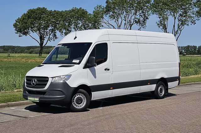 Mercedes-Benz Sprinter (2022) thumbnail 2