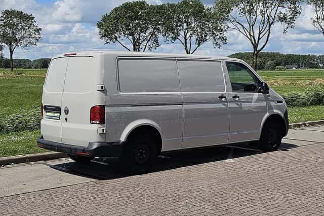 Volkswagen Transporter (2024) thumbnail 3