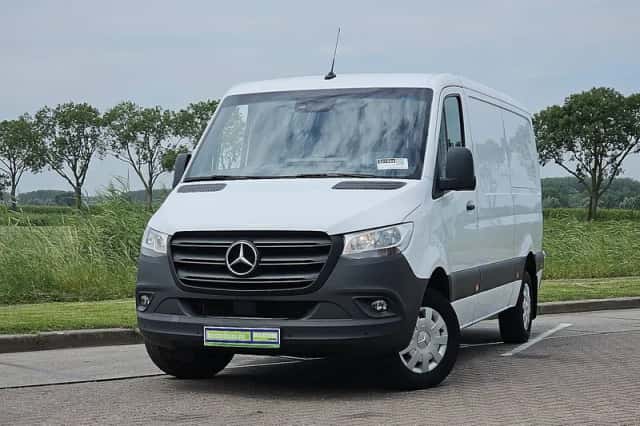 Mercedes-Benz Sprinter (2024) thumbnail 1