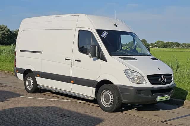 Mercedes-Benz Sprinter (2012) thumbnail 4