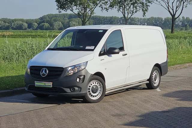 Mercedes-Benz eVito (2022) thumbnail 2
