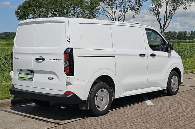 Ford Transit (2024) thumbnail 3