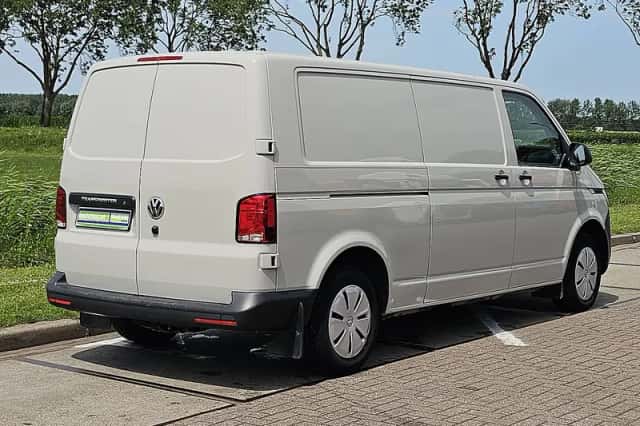 Volkswagen Transporter (2024) thumbnail 3