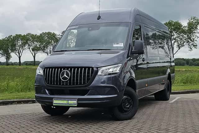 Mercedes-Benz Sprinter (2024) thumbnail 1