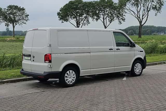 Volkswagen Transporter (2024) thumbnail 3