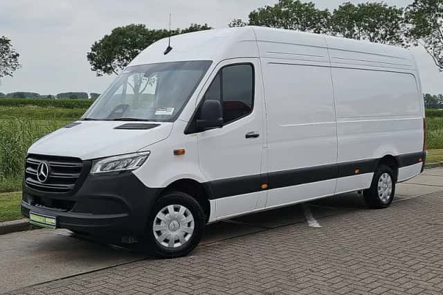 Mercedes-Benz Sprinter (2024) thumbnail 2