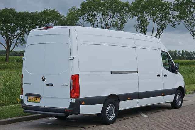 Mercedes-Benz Sprinter (2022) thumbnail 3