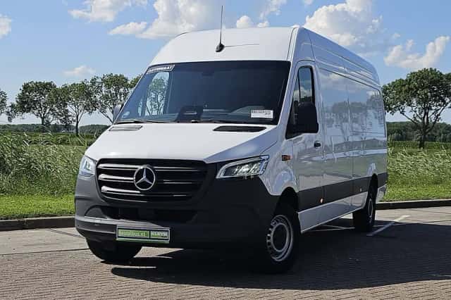 Mercedes-Benz Sprinter (2024) thumbnail 1