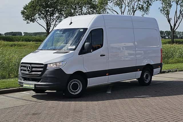 Mercedes-Benz Sprinter (2023) thumbnail 2
