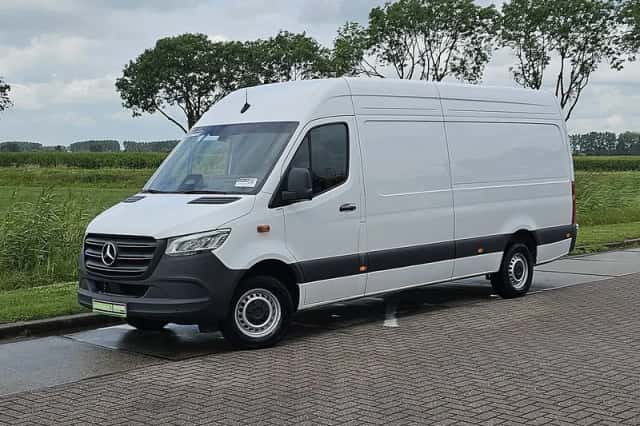Mercedes-Benz Sprinter (2024) thumbnail 2