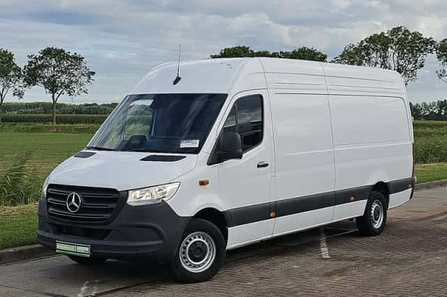 Mercedes-Benz Sprinter (2024) thumbnail 2