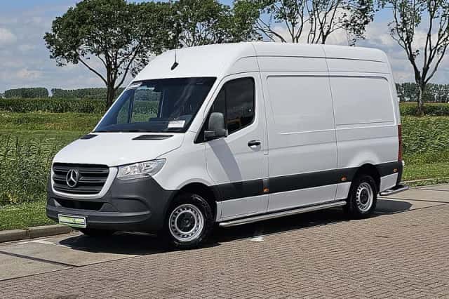 Mercedes-Benz Sprinter (2023) thumbnail 2