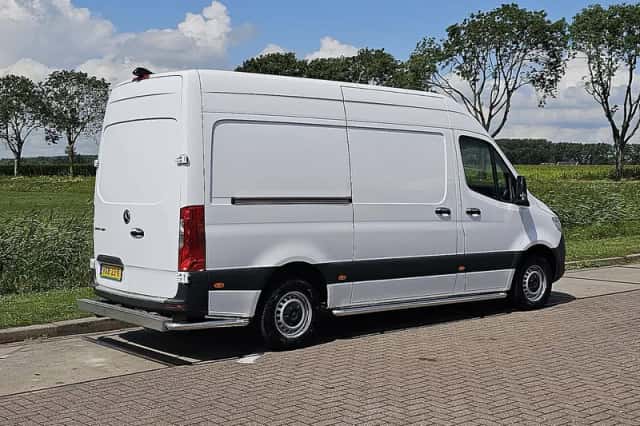 Mercedes-Benz Sprinter (2023) thumbnail 3
