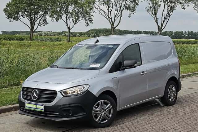 Mercedes-Benz eCitan (2024) thumbnail 2