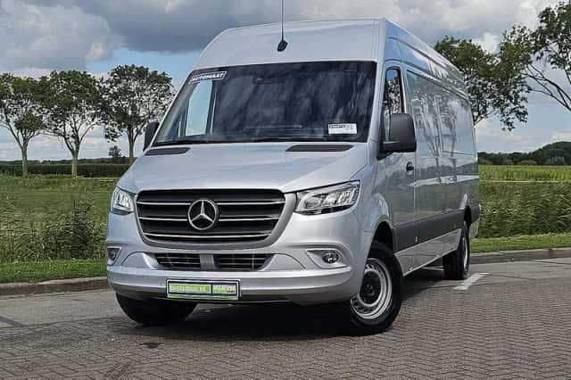 Mercedes-Benz Sprinter (2023) thumbnail 1