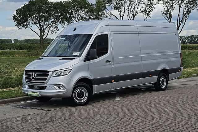 Mercedes-Benz Sprinter (2023) thumbnail 2