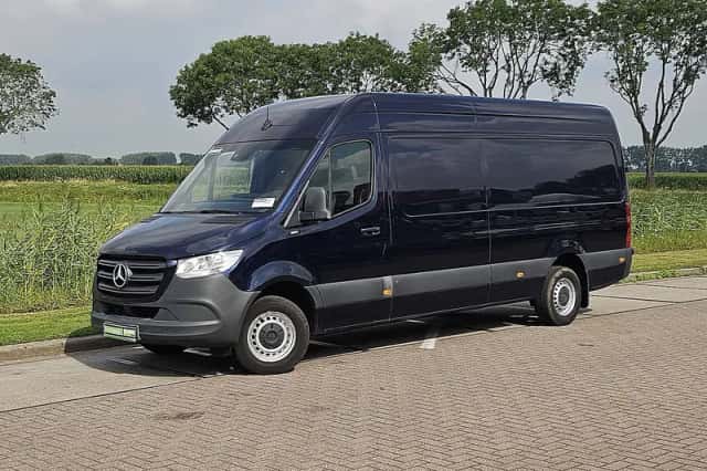 Mercedes-Benz Sprinter (2024) thumbnail 2