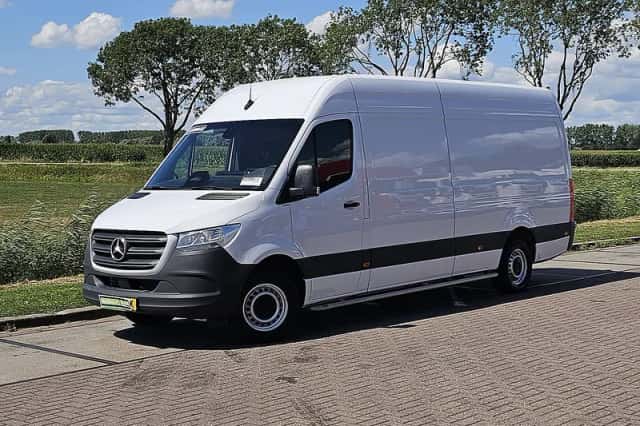 Mercedes-Benz Sprinter (2024) thumbnail 2