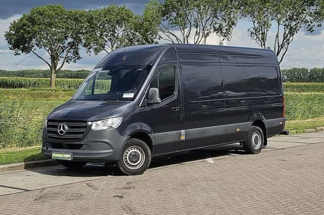 Mercedes-Benz Sprinter (2023) thumbnail 2