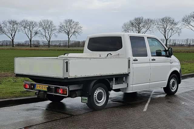 Volkswagen Transporter (2018) thumbnail 3