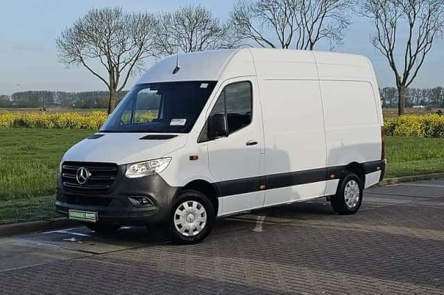 Mercedes-Benz Sprinter (2023) thumbnail 2