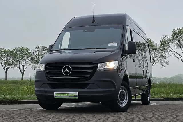 Mercedes-Benz Sprinter (2023) thumbnail 1